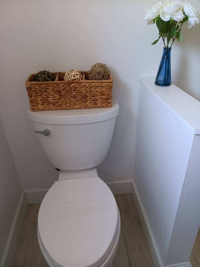 Clean bathroom with decorative accents